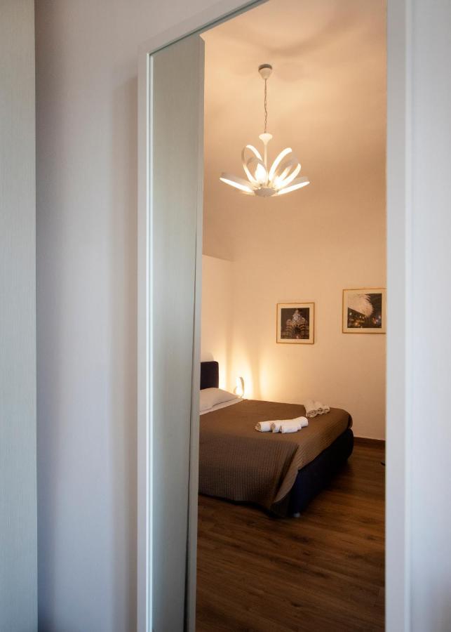 Rooms In Shared Apartment - City Center Catánia Buitenkant foto